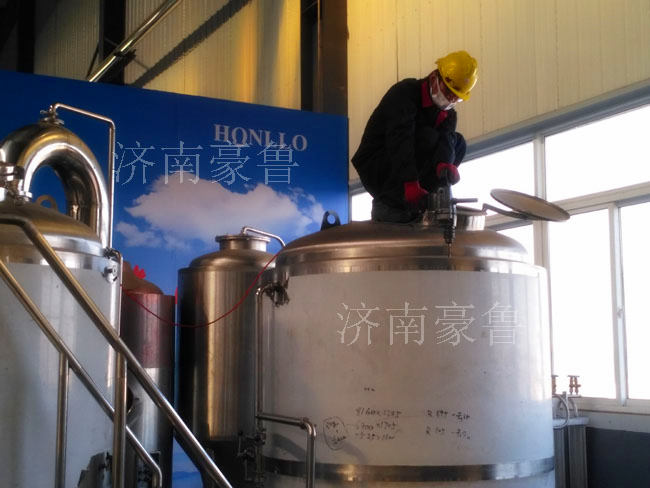 工人在認真的焊接設(shè)備接口 工人在認真的焊接設(shè)備接口